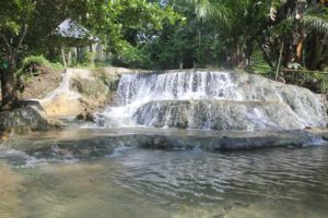 Sensasi Air Terjun Kecil Tekonea