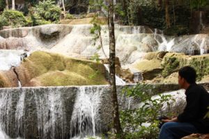 Mencumbu Wisata Air Terjun Moramo