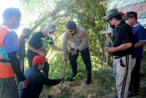 Bersama Tanam Pohon di Hari Pemuda