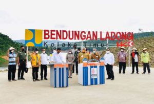 Resmikan Bendungan Ladongi, Jokowi Naik Perahu Naga