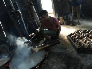 Nasib Petani Aren, Bertahan dalam Kepungan Tambang