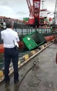 Sopir Truk Teledor, Kotak Peti Kemas Tercebur ke Laut