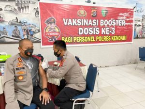 Personil Polres Kendari Jalani Vaksinasi Booster atau Dosis Ketiga