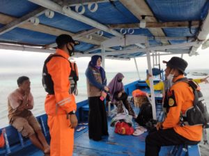 Muat Petugas Medis dan Vaksinator, Kapal Mati Mesin Dihantam Gelombang Tinggi di Perairan Saponda