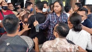 Demo Protes Penangkapan Tie Saranani di Kejari Kendari Berlangsung Ricuh