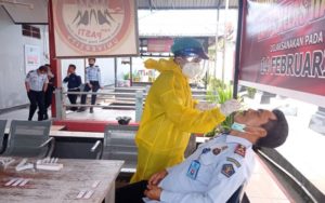 Antisipasi Omicron Pegawai Lapas Kendari Jalani Swab Antigen