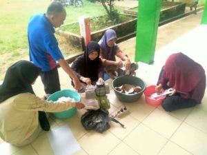 Di Kota Langka Minyak Goreng, Di Desa Anak Anak Belajar Membuat Minyak Kelapa