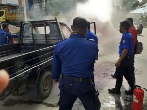 Damkar Kendari Padamkan Mobil Terbakar di Kemaraya