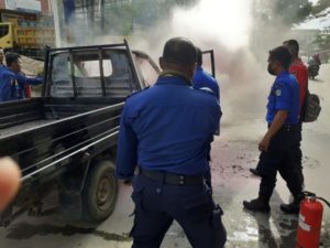 Damkar Kendari Padamkan Mobil Terbakar di Kemaraya