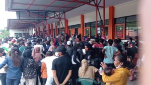 Warga “Geruduk” Kantor Pos Untuk Cairkan Bansos Senilai Rp 600 Ribu