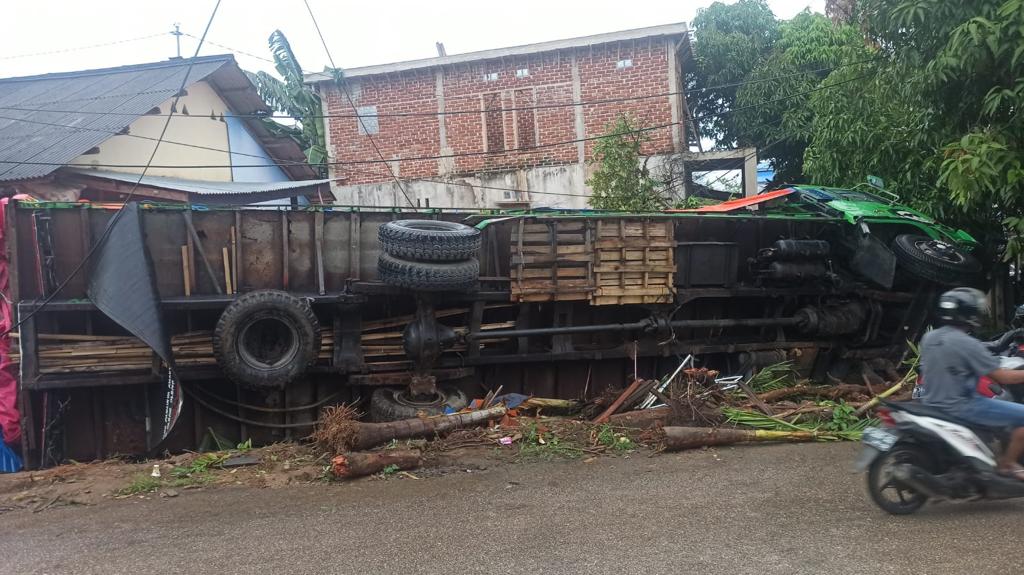 Rem Blong, Truk Terguling Hantam Rumah di Baubau