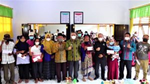 Wali Kota Kendari Serahkan Kartu Indonesia Sehat di Kecamatan Poasia