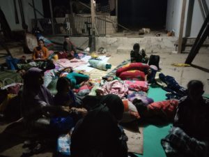 Trauma Gempa, Warga Soropia Gelar Kasur di Luar Rumah Semalam