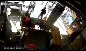 Viral,  Seorang Ibu Penjaga Warung di Kendari  Melawan Aksi Premanisme ,  Aksinya Terekam CCTV