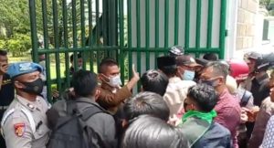 Demo Tuntut Pengusutan Tambang Ilegal di Kejati Sultra Berakhir Ricuh
