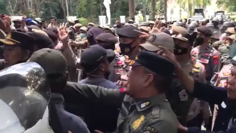 Ricuh Unjuk Rasa Mahasiswa dan Buruh Pelabuhan di Kantor Gubernur Sultra