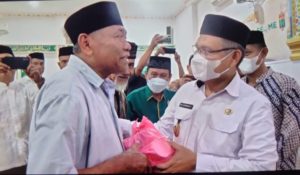 Safari Ramadhan Wali Kota Kendari Serahkan Musaf Al-Qur’an dan Bantuan Sembako