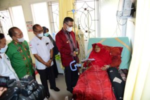 Wali Kota Kendari Serahkan KIS dan Bantuan Uang Tunai pada  Penderita Kanker