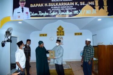 Safari Ramadhan Walikota Kendari Bagi Sembako ke Warga Alolama