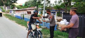 Personil Polsek dan Bhayangkari Ranting Poleang Berbagi Takjil Buka Puasa