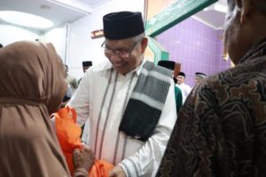 Wali Kota Kendari Serahkan Al-Quran kepada Pengurus Masjid Nurul Iman dan Bantuan 50 Paket Sembako Lansia