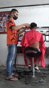 Jelang Lebaran Jasa Potong Rambut Panen Cuan