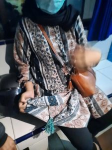 Seorang Wanita Dibusur  Dekat Restoran Siap Saji di Jl. Made Sabara  Kendari