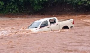 Mobil Pikap Tercebur ke Sungai di Pomalaa Kolaka, Satu Penumpang Hilang Terseret Arus