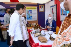 Di Wakatobi Presiden Jokowi Kunjungi Stand Pameran UMKM