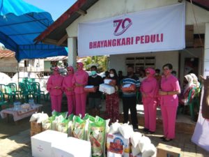 PD Bhayangkari Sultra Bantu Korban Kebakaran di Bungkutoko