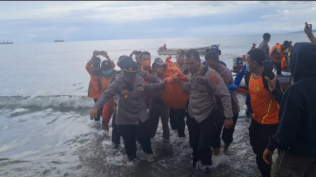 Satu Korban Tenggelam di Pantai Batu Gong Ditemukan Meninggal Dunia