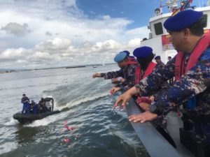 Jelang HUT Bhayangkara Polda Sultra Tabur Bunga di Laut Mengenang Jasa Pahlawan
