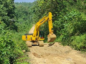 PT GKP Bantu Perbaikan Jalan Lintas Kecamatan di Konawe Kepulauan yang Rusak