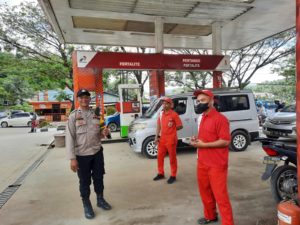 Pastikan Penyaluran BBM Berjalan Lancar, SPBU di Kendari Dijaga Polisi