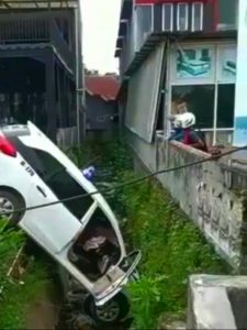 Mobil Taksi Terjun dalam Got