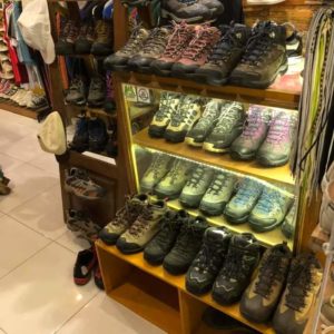 5 Jenis Sepatu Outdoor dan Fungsinya