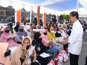 Presiden Jokowi Pantau Langsung Penyaluran BLT BBM di Baubau