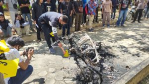 Satu Unit Sepeda Motor Milik Mahasiswa Teknik UHO Terbakar di Halaman Parkir Fakultas