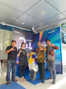 Nasabah Bank Mandiri Cabang Kolaka Menangkan Vespa