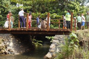PT. GKP Bantu Warga Mosolo Bangun Jembatan