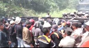 Demo Buruh Bentrok dengan Polisi di Pelabuhan Bungkutoko Kendari