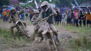 Tutup Balapan Taxi Gabah, Bupati Koltim Mandi Lumpur