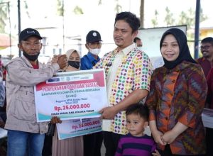 Pemda Koltim Beri Bantuan Kepada Penyandang Disabilitas, KUBe dan Yatim Piatu