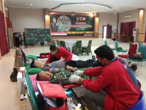 Peringati Hari Juang TNI AD ke 77, Bhabinkamtibmas Polsek Baruga Ikuti Giat Donor Darah