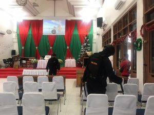 Tim Jibom Sterilisasi Gereja Jelang Ibadah Malam Natal di Kendari