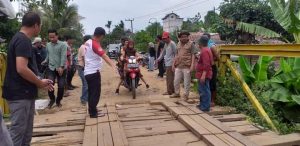 Bupati Koltim Turun Tangan Perbaiki Jembatan Lambandia