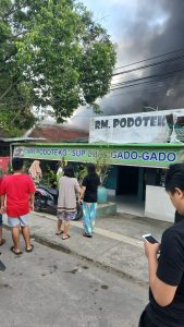 Kebakaran Landa Sebuah Rumah Makan di Jalan Abunawas