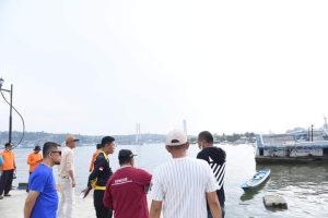 Bangkai kapal yang Ada di Teluk Kendari Akan Dibersihkan