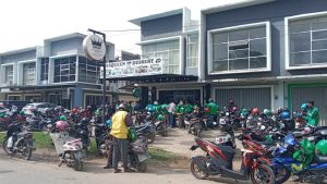 Tak Terima Rekannya Dilempar Makanan Oleh Pemilik Restoran, Ratusan Pengemudi Ojol Geruduk Sebuah Resto di Kendari