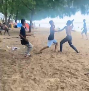 Kelompok Pemuda Tawuran di Obyek Wisata Pantai Toronipa